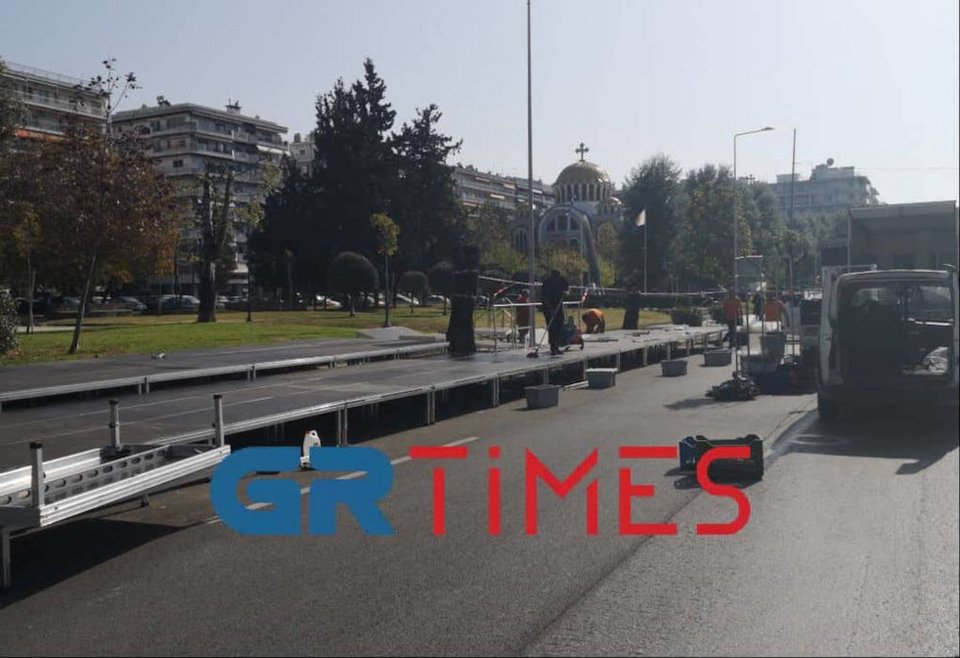 Κατασκευή της εξέδρας των επισήμων για την παρέλαση της 28ης Οκτωβρίου στη Θεσσαλονίκη / Grtimes.gr
