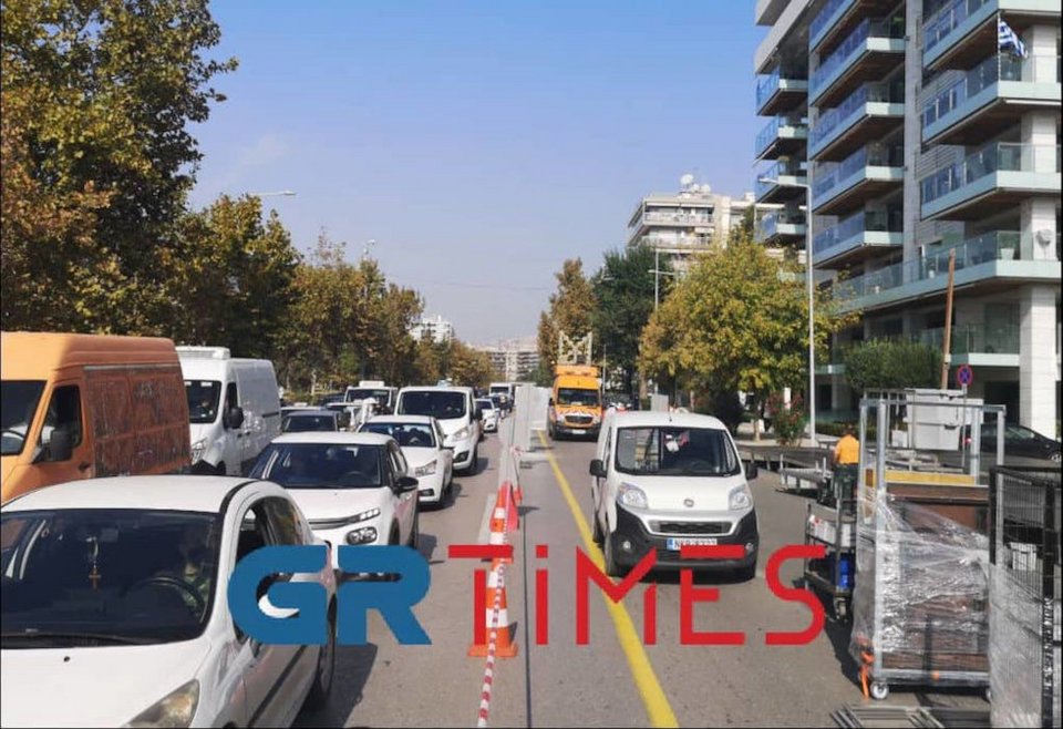 Κατασκευή της εξέδρας των επισήμων για την παρέλαση της 28ης Οκτωβρίου στη Θεσσαλονίκη / Grtimes.gr