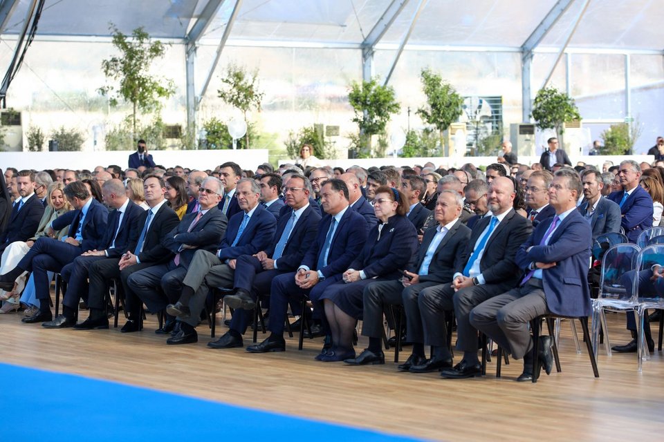 Στην πρώτη σειρά των επισήμων ο Αντώνης Σαμαράς, μεταξύ του προέδρου της Βουλής Κώστα Τασούλα και του υπουργού Οικονομικών Χρήστου Σταϊκούρα