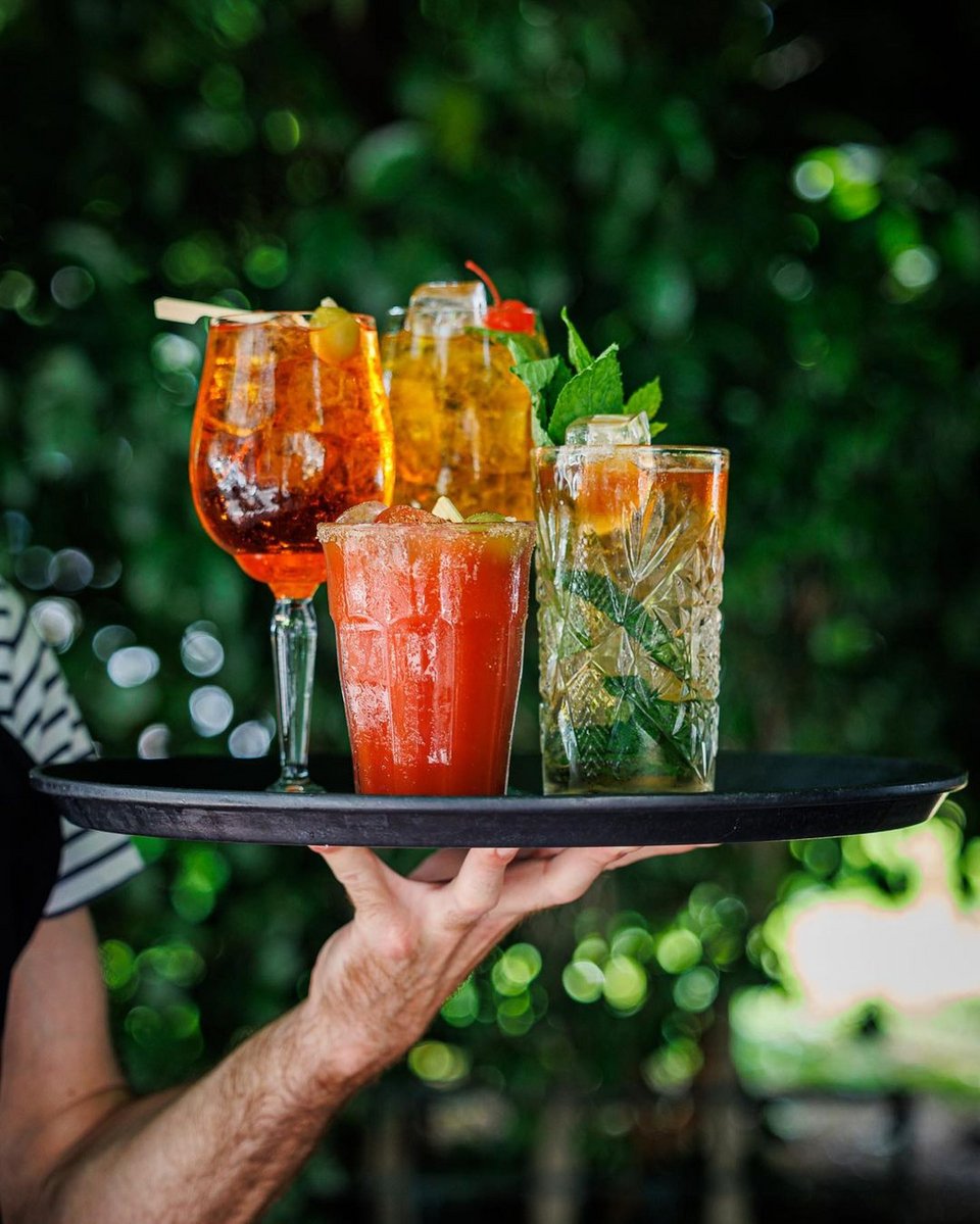 Ωραία κοκτέιλ με συνοδεία πίτσας στο Flower στην Πλατεία Μαβίλη / Φωτογραφία: flowerathens / Instagram