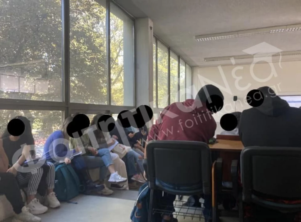 Φοιτητές στο ΑΠΘ κάθονται εκτός θρανίων, καθώς δεν υπάρχουν διαθέσιμες θέσεις / Φωτογραφία: foititikanea.gr