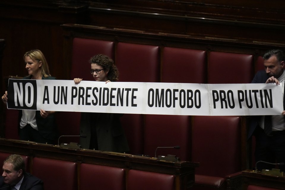 Bουλευτές αναρτούν πανό που γράφει: «όχι σε έναν ομοφοβικό και υπέρ του Πούτιν πρόεδρο», αναφερόμενοι στον Λορέντζο Φοντάνα