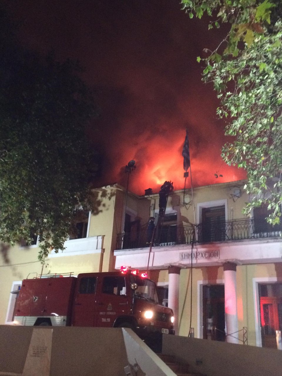 Στις φλόγες το ιστορικό κτίριο-