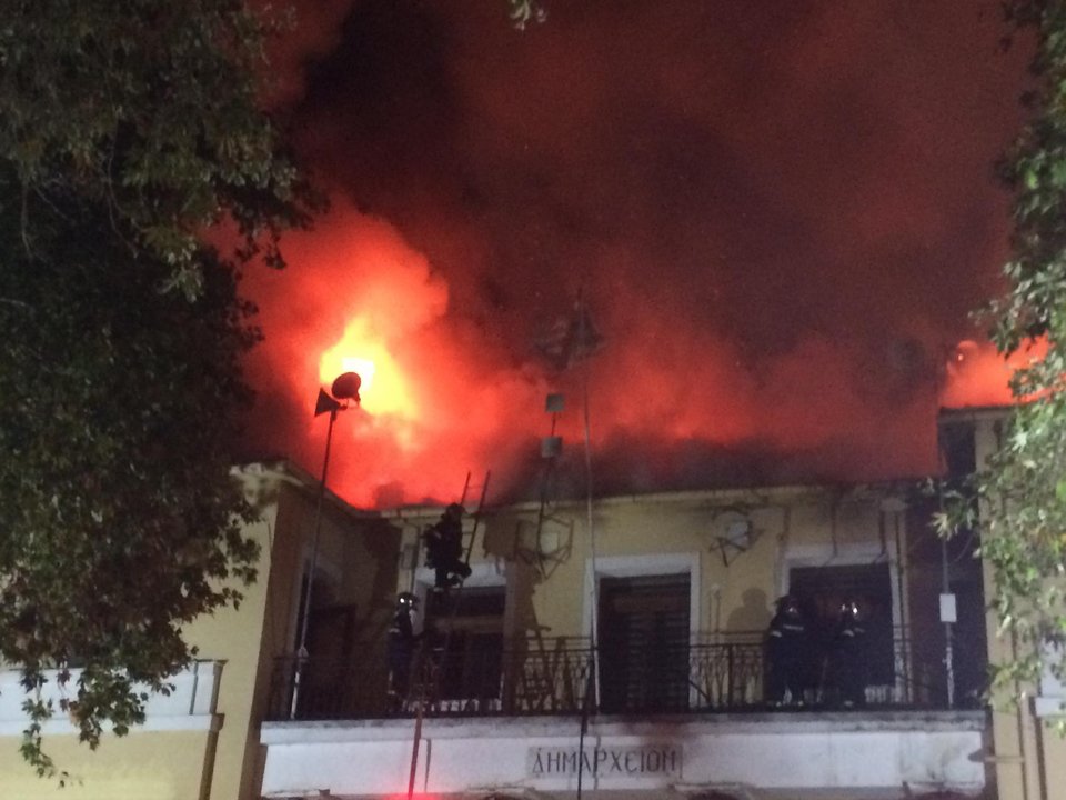 Μεγάλη πυρκαγιά στο ιστορικό κτίριο του δημαρχείου Σερβίων