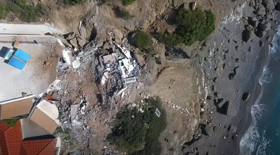 Διάσπαρτοι ογκόλιθοι στο σημείο δίπλα από την τραγωδία. Φωτογραφία από YOUTUBE/sarantos