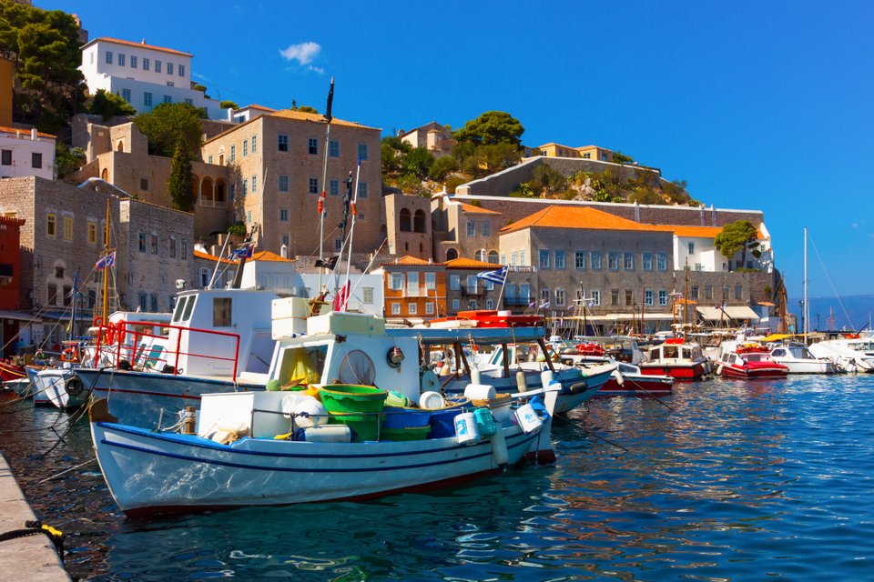 Πολύχρωμες ξύλινες ψαρόβαρκες στην Ύδρα / Φωτογραφία: Shutterstock