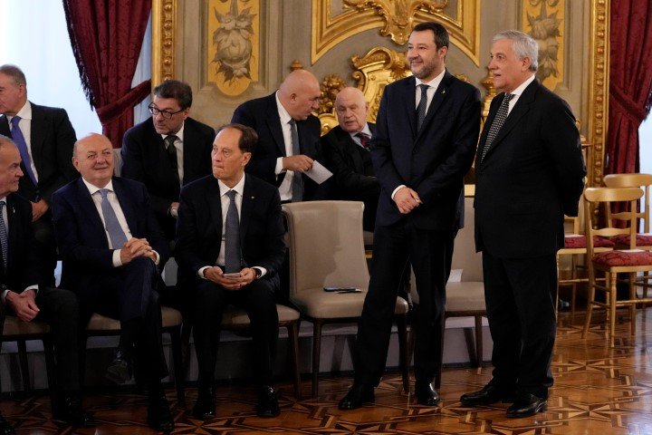 Ματέο Σαλβίνι και Αντόνιο Ταγιάνι περιμένουν την Μελόνι για την ορκωμοσία -Φωτογραφία: AP