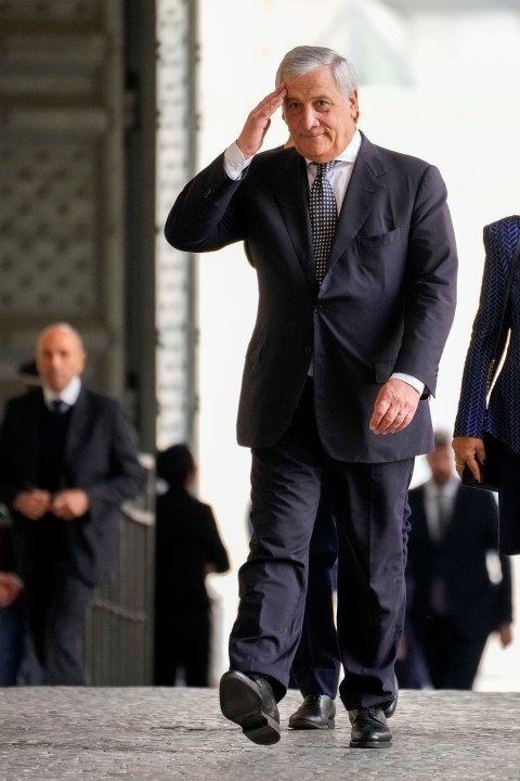 Ο Αντόνιο Ταγιάνι προσέσχεται για την ορκωμοσία -Φωτογραφία: AP Photo/Andrew Medichini