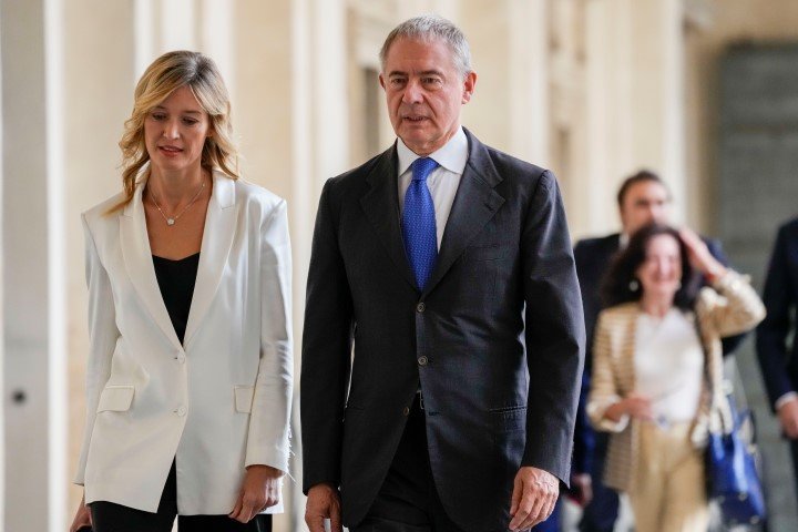 Ο υπουργός Επιχειρηματικότητας Αντόλφο Ούρσο με την σύζυγό του Όλγα -Φωτογραφία: AP Photo/Andrew Medichini