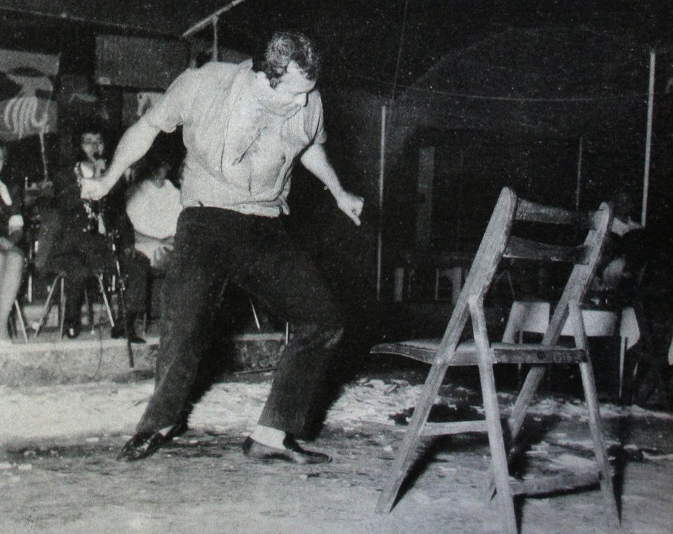 Ο Δημήτρης Παπαμιχαήλ χορεύει ζεϊμπέκικο