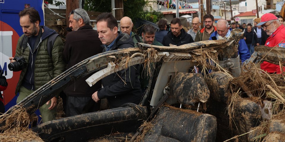 Ο Στέλιος Πέτσας στην Κρήτη για τις φονικές πλημμύρες -Φωτογραφία: Image Online