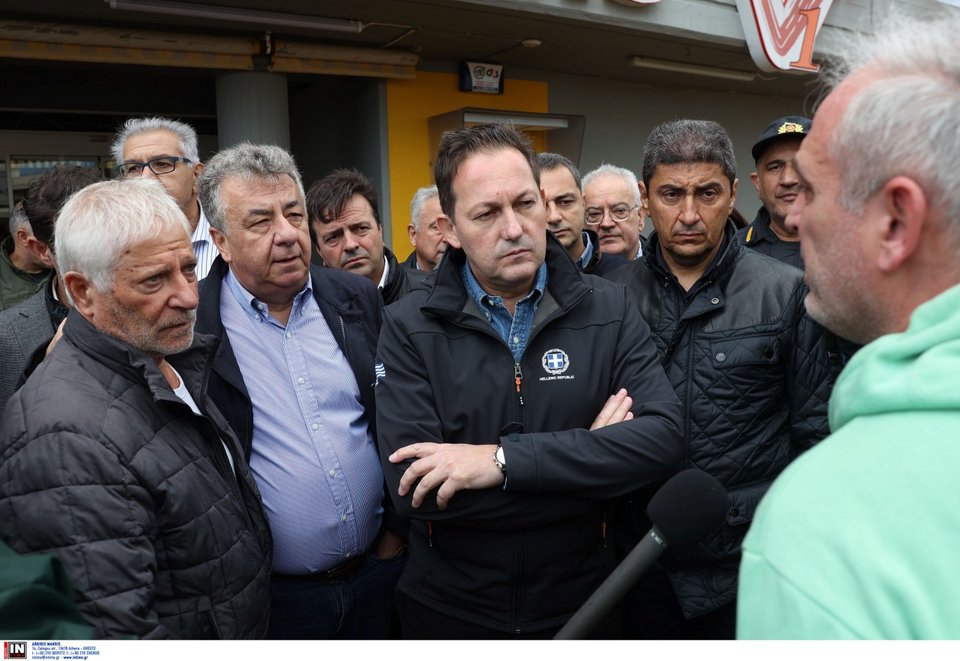 Ο Στέλιος Πέτσας με τον Λ. Αυγενάκη και τον περιφερειάρχη Στ. Αρναουτάκη μιλά με κατοίκους για τις φονικές πλημμύρες -Φωτογραφία: Image Online