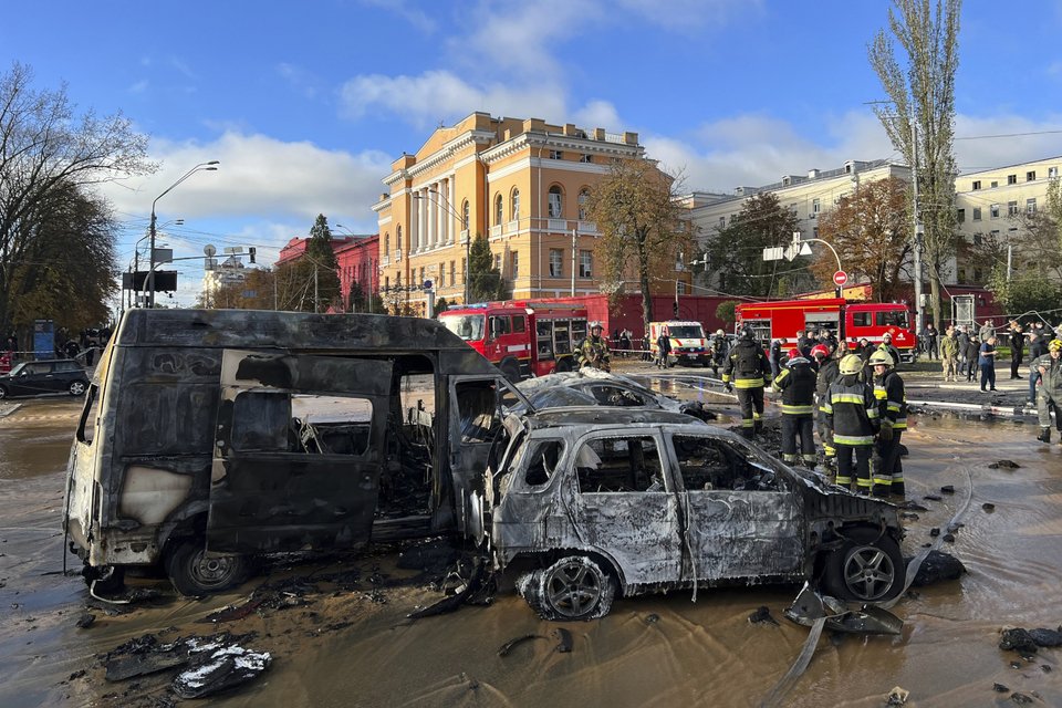 Ζημιές σε αυτοκίνητα από τις εκρήξεις που σημειώθηκαν στο κέντρο του Κιέβου