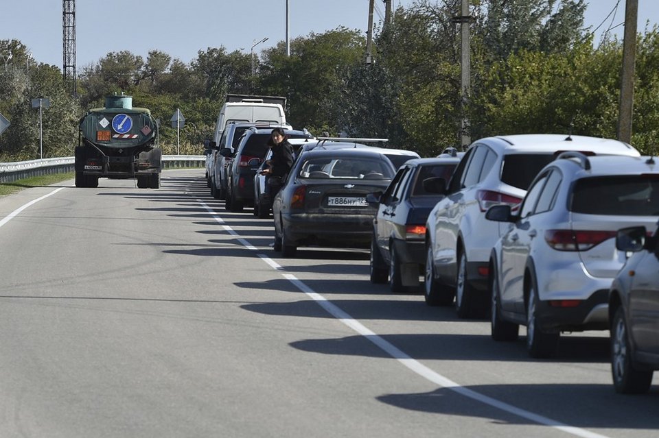 Ουρές αυτοκινήτων στο σημείο ελέγχου για πέρασμα της γέφυρας