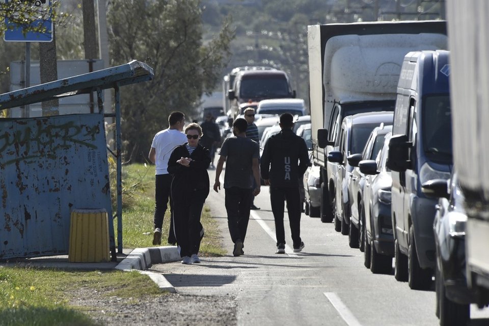 Ουρές, όπως αναφέρει το skynews άρχισαν να σχηματίζονται στο σημείο εισόδου της γέφυρας.