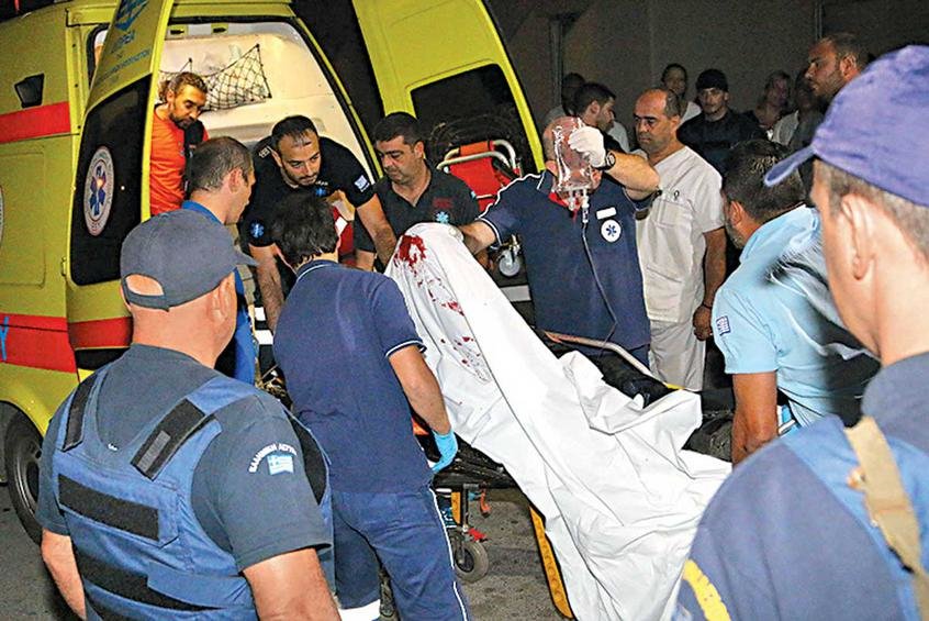 Στιγμιότυπο από τη μεταφορά στο νοσοκομείο ενός από τους δράστες της απόπειρας ληστείας στο Creta Maris το 2015
