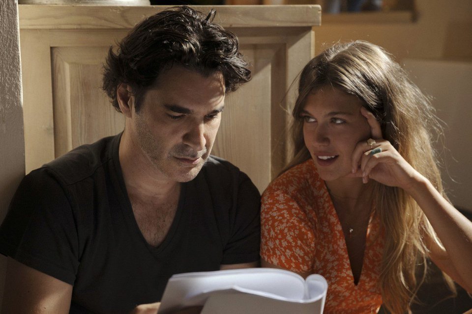 Ο Ορέστης, ο ήρωας τον οποίο υποδύεται ο Παπακαλιάτης, είναι λίγο πριν τα 50 και η νεαρή ηλικία της Κλέλιας τον απομακρύνει