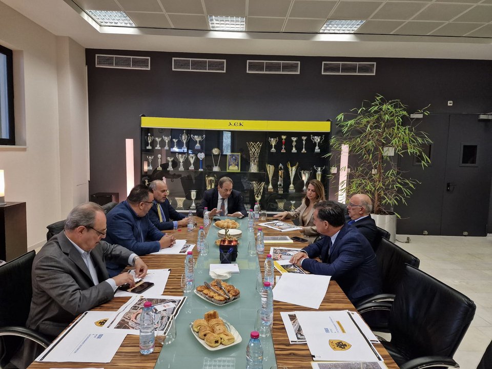 Η συζήτηση των Μάκη Αγγελόπουλου και Χρήστου Τριαντόπουλου με τους Άδωνι Γεωργιάδη και Μιχάλη Παπαδόπουλου / Φωτογραφία: Facebook-AEK Basketball Club