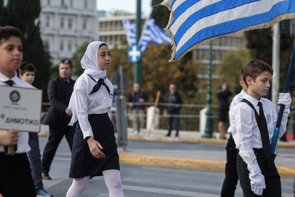 Μαθήτρια με μαντήλα παρελαύνει με μαντήλα στο Σύνταγμα / ΒΑΣΙΛΗΣ ΡΕΜΠΑΠΗΣ/EUROKINISSI
