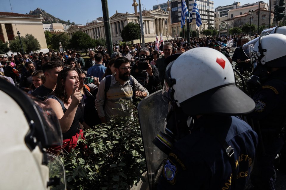 Ανδρες των ΜΑΤ επιτηρούν την πορεία των φοιτητών στα Προπύλαια / ΚΩΣΤΑΣ ΤΖΟΥΜΑΣ/EUROKINISSI