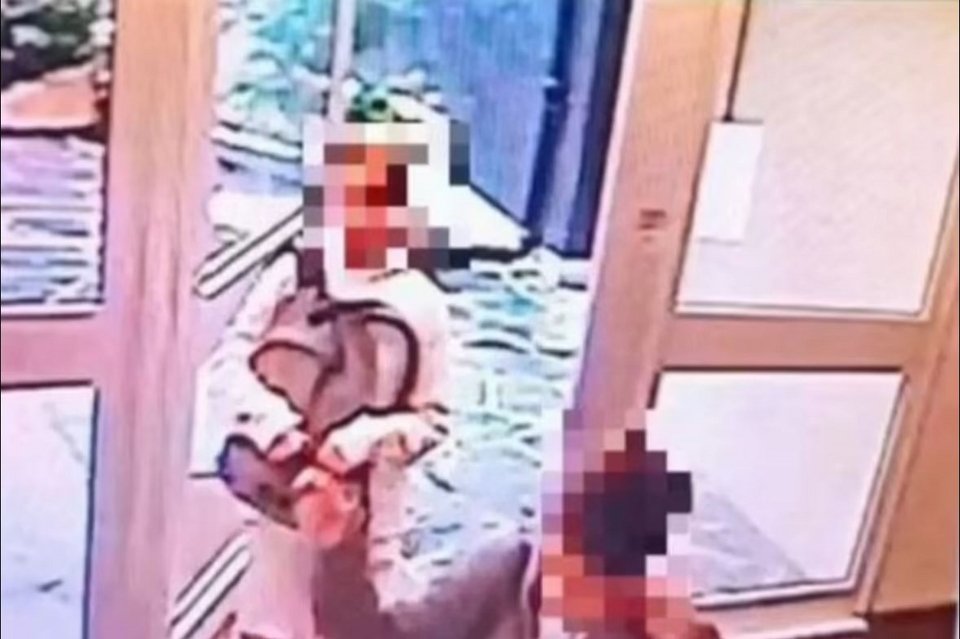 Η 12χρονη μαθήτρια την ώρα που μπαίνει στην είσοδο της πολυκατοικίας
