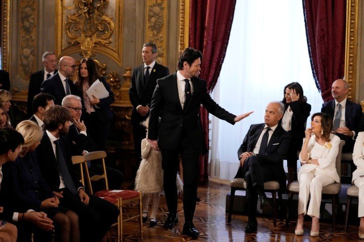 Ο σύζυγος της Μελόνι, Ανδρέα Τζιανμπρούνο με την κόρη τους Τζινέβρα και την αδελφή της Ιταλίδας πρωθυπουργό Αριάννα -Φωτογραφία: AP Photo/Alessandra Tarantino
