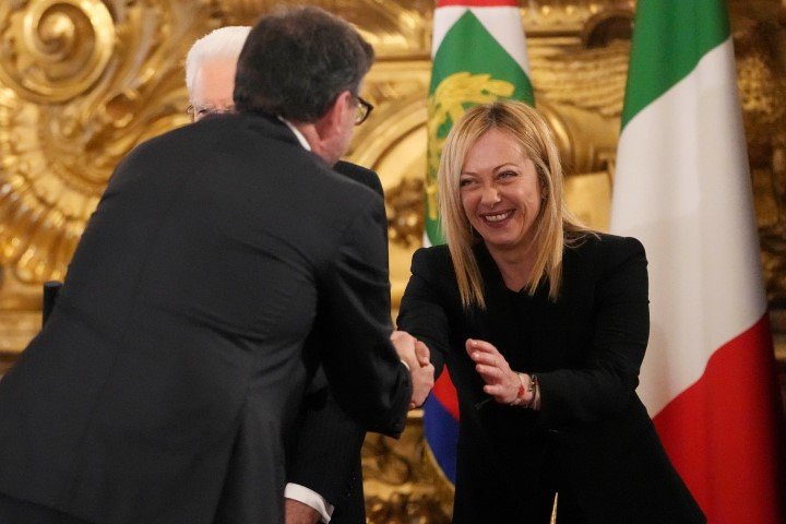 Η Τζόρτζια Μελόνι συγχαίρει τον νέο υπουργό Οικονομικών Τζιανκάρλο Τζορτζέτι -Φωτογραφία: AP Photo/Alessandra Tarantino
