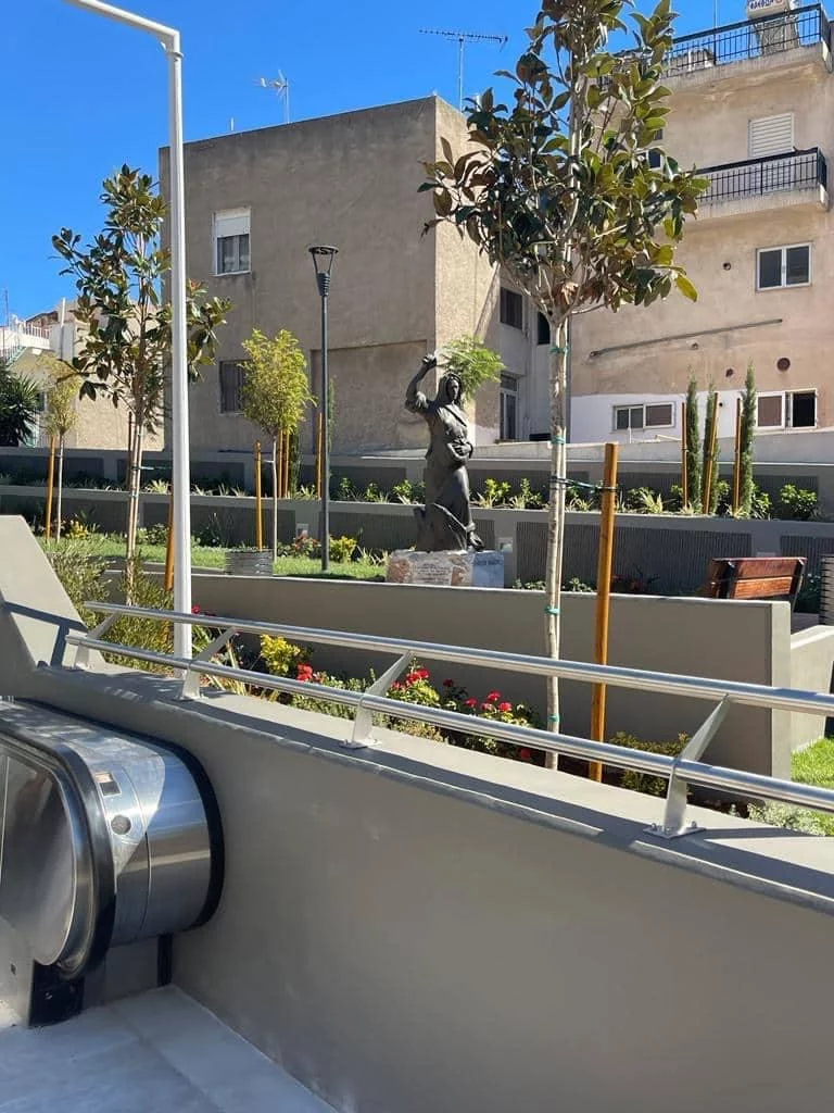 Fotografii de la cele trei stații de metrou gata făcute din Pireu, Teatrul Municipal și din Manyatika