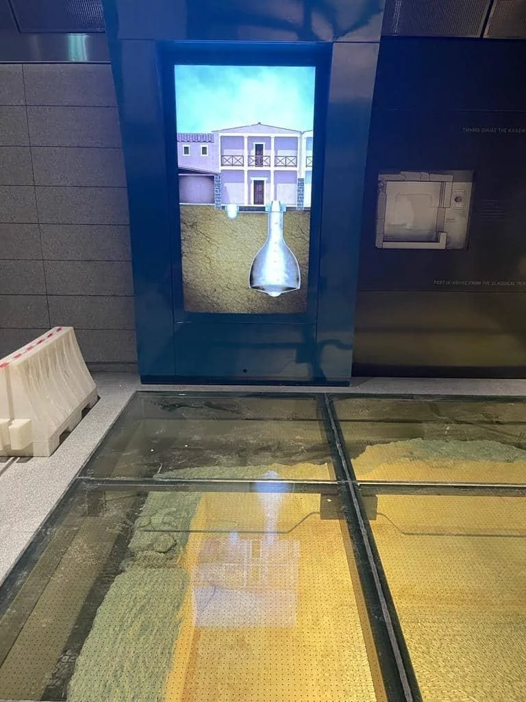 Fotografii de la cele trei stații de metrou gata făcute din Pireu, Teatrul Municipal și din Manyatika