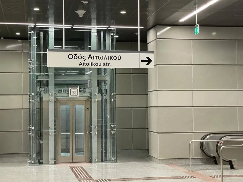 Fotografii de la cele trei stații de metrou gata făcute din Pireu, Teatrul Municipal și din Manyatika