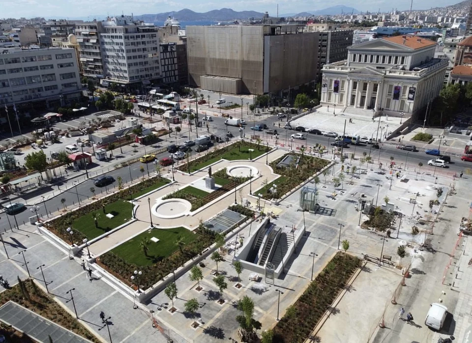 Fotografii de la cele trei stații de metrou gata făcute din Pireu, Teatrul Municipal și din Manyatika