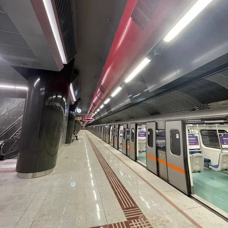 Fotografii de la cele trei stații de metrou gata făcute din Pireu, Teatrul Municipal și din Manyatika