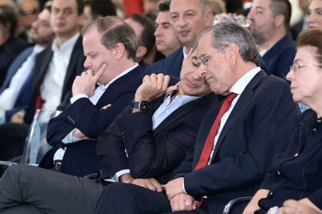 Ο Κυριάκος Μητσοτάκης και ο Αντώνης Σαμαράς μεταξύ του υπουργού Υποδομών Κώστα Καραμανλή και της υπουργού Πολιτισμού Λίνας Μενδώνη