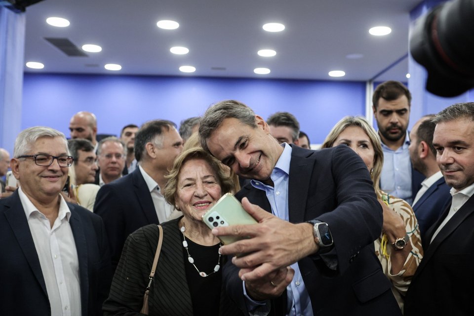 Δεκάδες σέλφις έβγαλε ο Κυριάκος Μητσοτάκης - Φωτογραφία: ΒΑΣΙΛΗΣ ΡΕΜΠΑΠΗΣ/EUROKINISSI