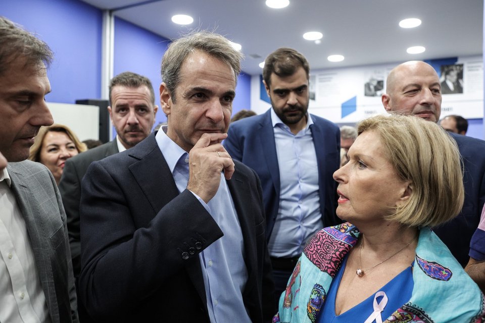 Ο πρωθυπουργός με την Μίνα Γκάγκα -Φωτογραφία: ΒΑΣΙΛΗΣ ΡΕΜΠΑΠΗΣ/EUROKINISSI