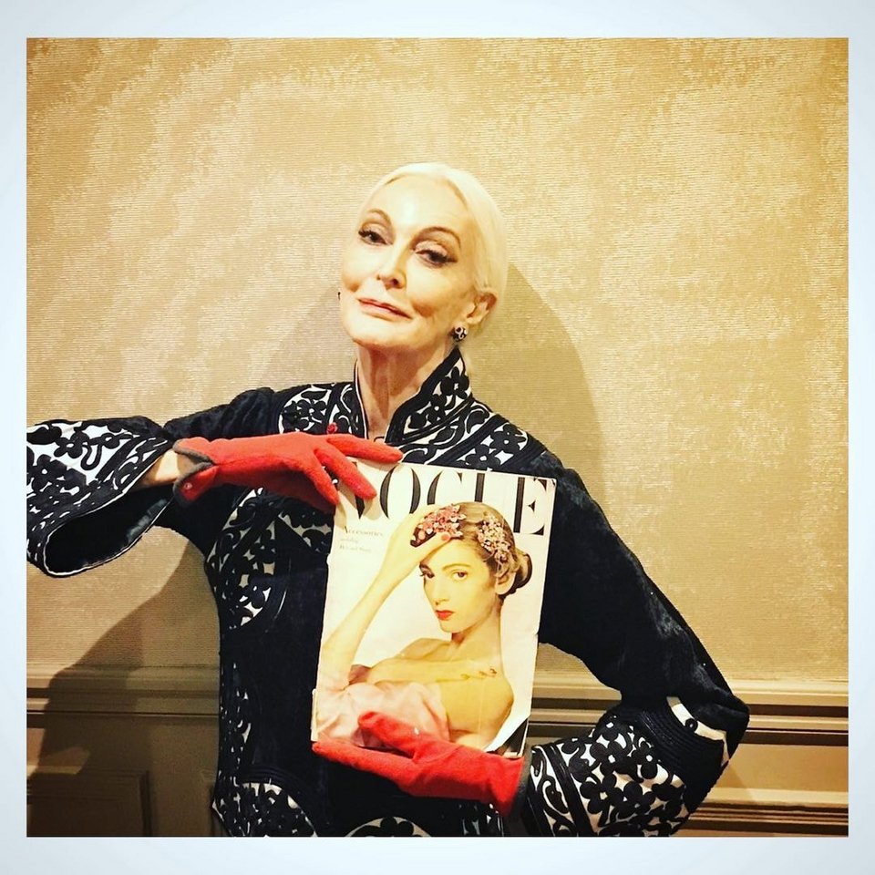 Το μοντέλο κρατώντας το τεύχος της Vogue με το πρώτο της εξώφυλλο