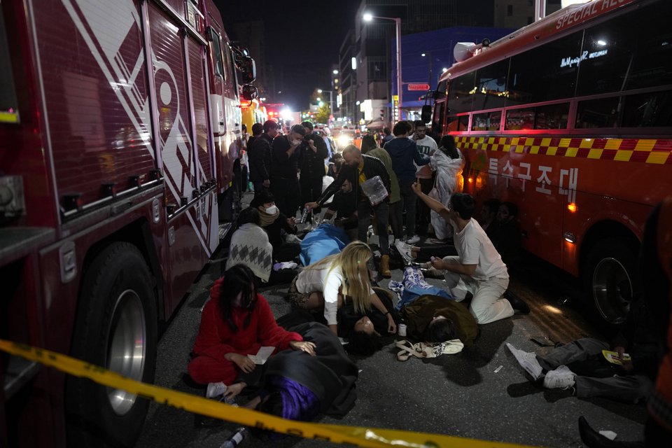 Εικόνες ανείπωτης τραγωδίας στην πρωτεύουσα της Νότιας Κορέας, Σεούλ / Φωτογραφία: AP Photo-Lee Jin-man