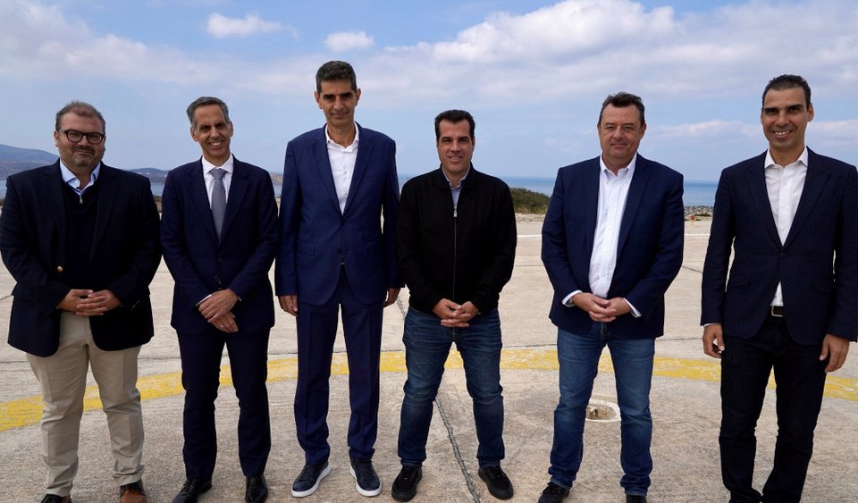 Από αριστερά: Ιωάννης Μαργαρίτης, Έπαρχος Νάξου, Παναγιώτης Γεωργιόπουλος, CEO Nova, Δημήτριος Λιανός, Δήμαρχος Νάξου, Θάνος Πλεύρης, Υπουργός Υγείας, Χρήστος Ροϊλός, Διοικητής της 2ης Υγειονομικής Περιφέρειας Πειραιώς και Αιγαίου, Μάριος Θεμιστοκλέους, Γενικός Γραμματέας Πρωτοβάθμιας Φροντίδας Υγείας