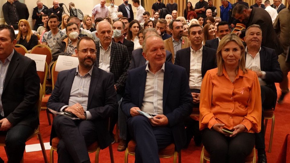 Στελέχη και βουλευτές της ΝΔ, αναμεσά τους και η υφυπουργός Παιδείας Ζέτα Μακρή / Φωτογραφία: thessaliatv.gr