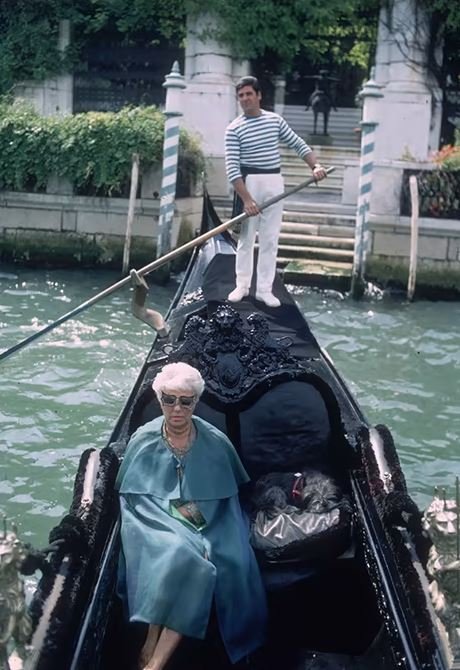 H Peggy Guggenheim στη Βενετία, φυσικά σε γόνδολα