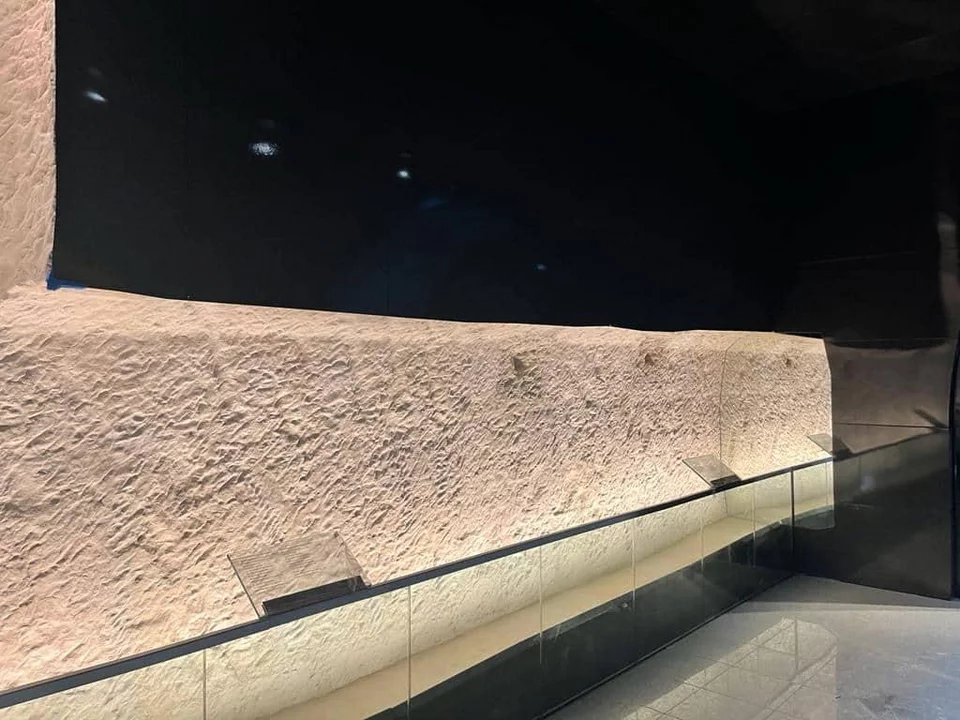 Fotografii de la cele trei stații de metrou gata făcute din Pireu, Teatrul Municipal și din Manyatika