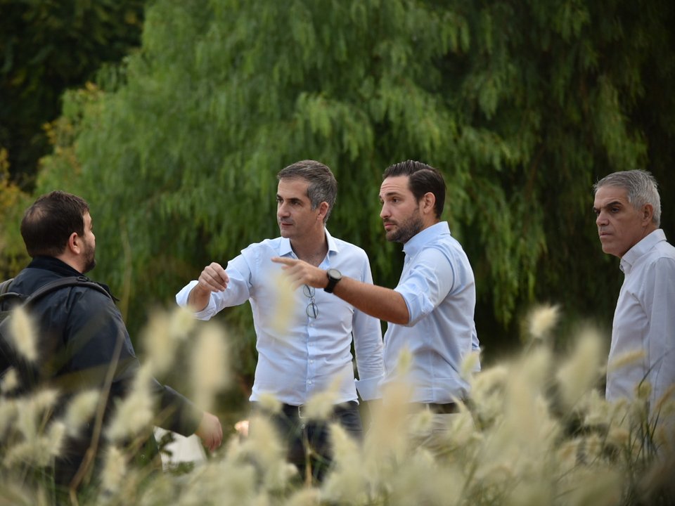 Μπακογιάννης, Αξιώτης, Τεντόμας, στην πλατεία Θησείου 