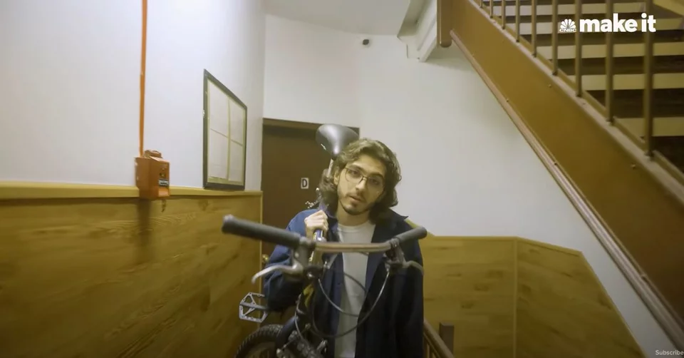 Ο 23χρονος είναι αναγκασμένος να μεταφέρει το ποδήλατό του στον 4ο όροφο για να μην του το κλέψουν 