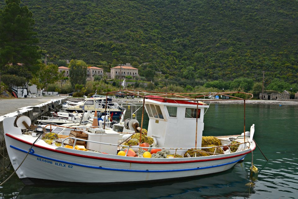 Τοπίο με θέα το λιμάνι, τα ψαροκάικα και τα πέτρινα σπίτια στην Πουλίθρα/Φωτογραφία: Shutterstock