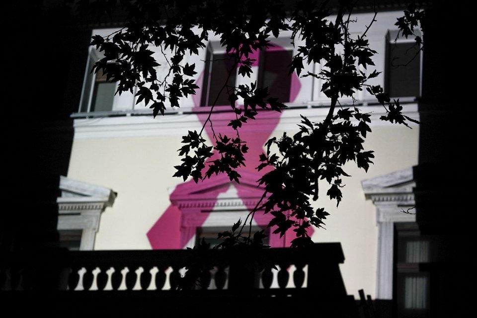 Παγκόσμια ημέρα πρόληψης κατά του καρκίνου του μαστού: Φωταγώγηση του Προεδρικού Μεγάρου