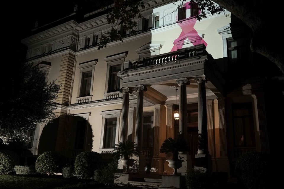 Παγκόσμια ημέρα πρόληψης κατά του καρκίνου του μαστού: Φωταγώγηση του Προεδρικού Μεγάρου