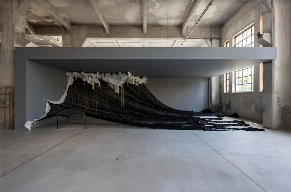  Aλέξανδρος Ψυχούλης (γενν. 1966, Βόλος)﻿Το Δωμάτιο, 2009 Λευκό και μαύρο νήμα, πάγκος, ήχος Installation View Dream On, 2022 | Βουλή των Ελλήνων + NEON στο πρώην Δημόσιο Καπνεργοστάσιο Φωτογραφία © Ναταλία Τσουκαλά Ευγενική Παραχώρηση NEON&nbsp;  