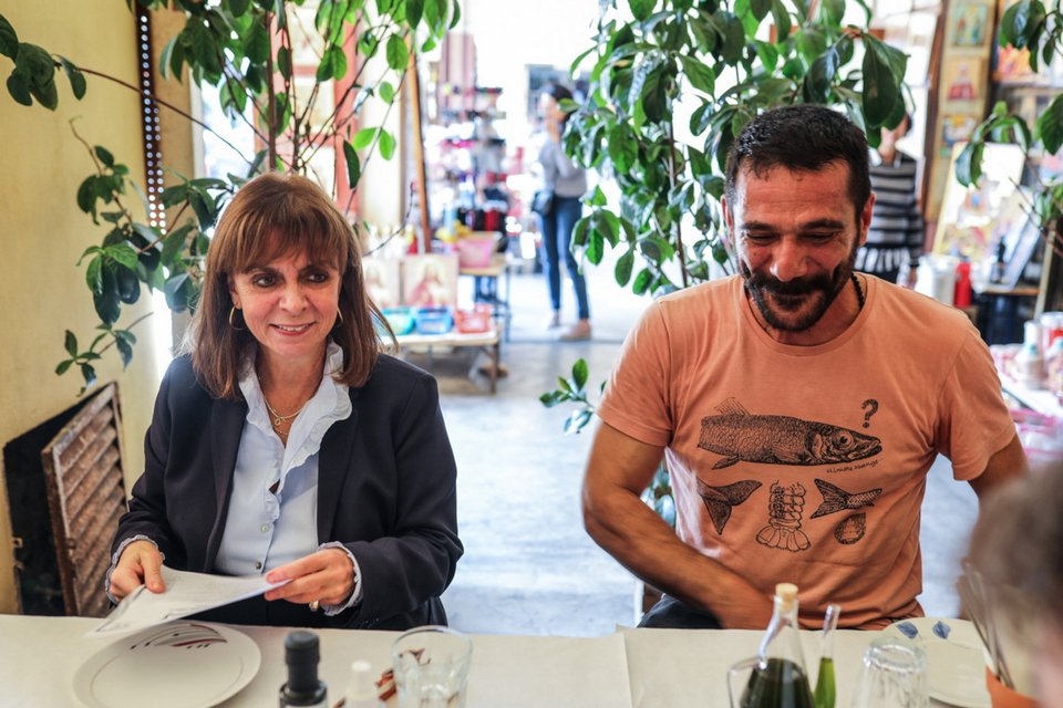Η Πρόεδρος της Δημοκρατίας Κατερίνα Σακελλαροπούλου γευμάτισε στο παραδοσιακό μεζεδοπωλείο «Στου Μήτσου», στη Θεσσαλονίκη / Φωτογραφία: ΑΠΕ