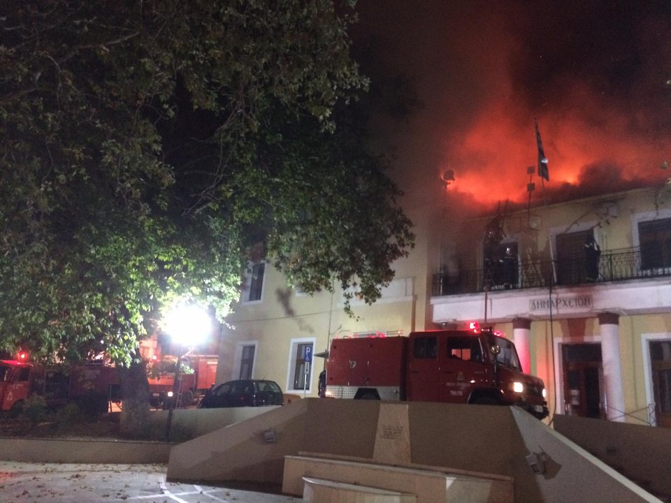 Μεγάλη πυρκαγιά στο ιστορικό κτίριο του δημαρχείου Σερβίων