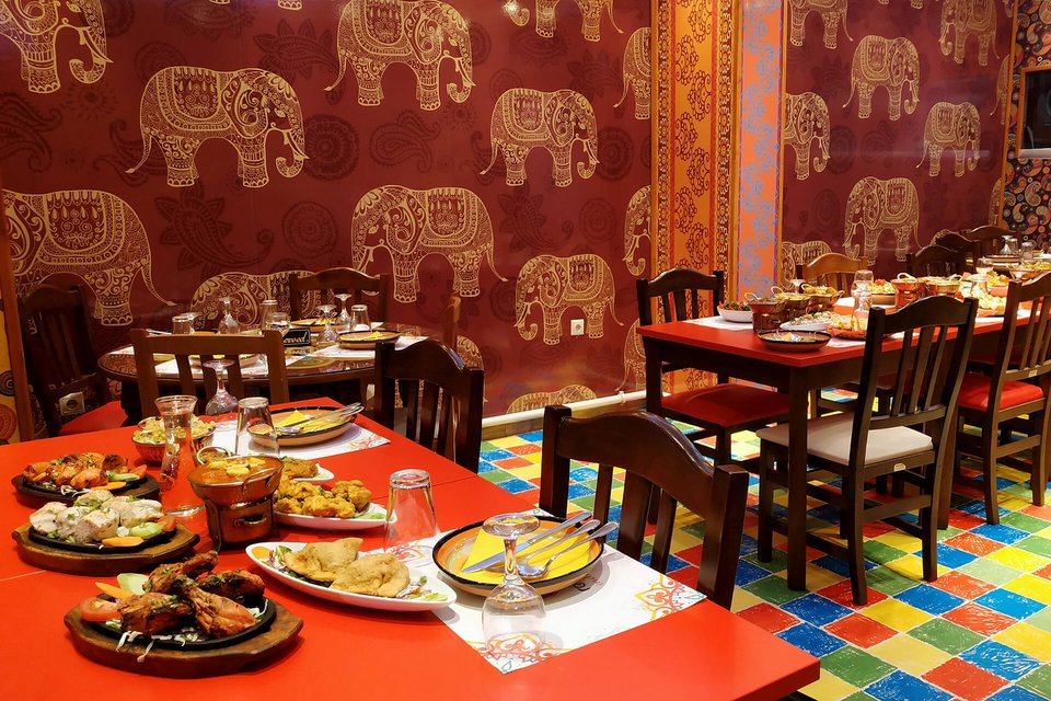 Για καλό ινδικό ο συγγραφέας Βαγγέλης Γιαννίσης μάς προτείνει το Red Elelphant / Φωτογραφία: redelelphantathens.gr